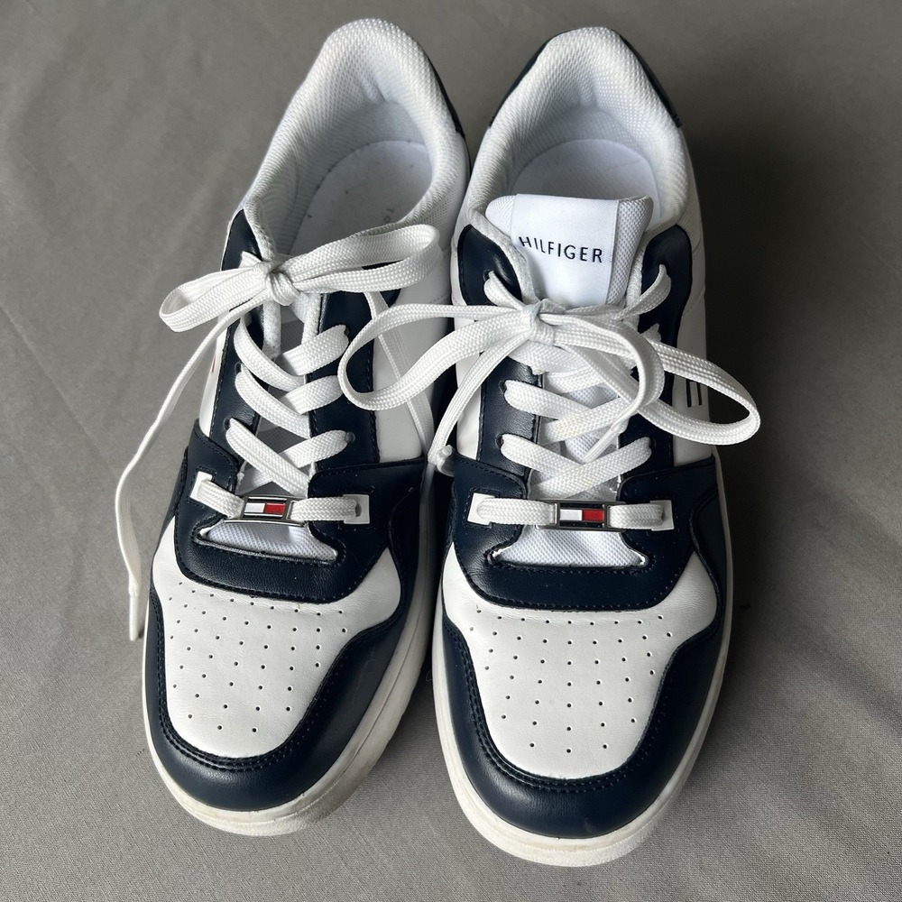 Tommy‎ Hilfiger Women's Twigye Sneaker, White/Navy Size 9.5 Leather W Metal Logo